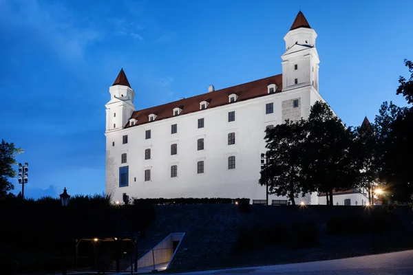 Slovacchia Castello Bratislava Sera Monumento Storico Illuminato Tramonto — Foto Stock