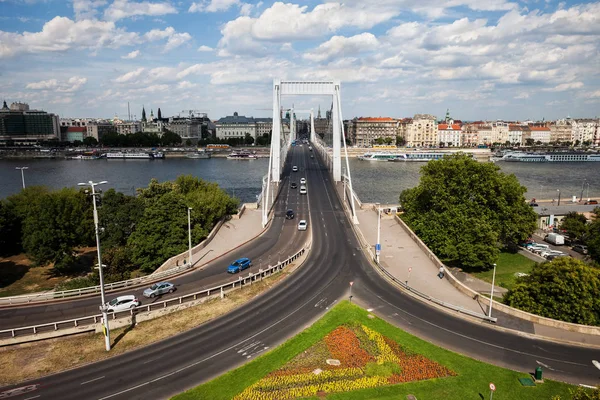 布达佩斯城市天际线与伊丽莎白桥梁在多瑙河在匈牙利 — 图库照片