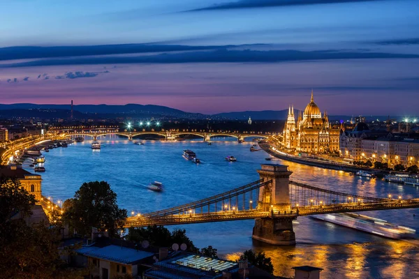 Будапешт Сумерках Венгрии Синий Город Освещенным Цепным Мостом Венгерским Парламентом — стоковое фото