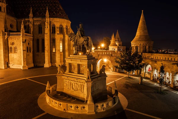 Stad Boedapest Hongarije Nacht Koning Stefanus 1906 Monument Matthias Kerk — Stockfoto