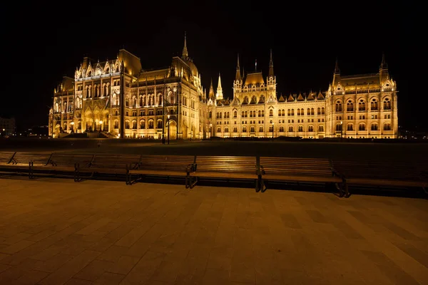 Parlamento Húngaro Iluminado Por Noche Budapest Hungría Callejón Con Bancos —  Fotos de Stock