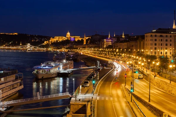 Budapest Ciudad Por Noche Hungría Calle Los Cruceros Río Danubio — Foto de Stock