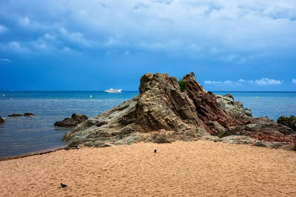 Brach Arenoso Com Uma Rocha Dia Nublado Mar Mediterrâneo Lloret — Fotografia de Stock
