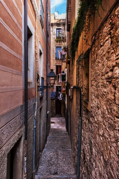 狭窄的小巷和房子在老犹太处所 呼叫在赫罗纳城市 加泰罗尼亚 西班牙 — 图库照片
