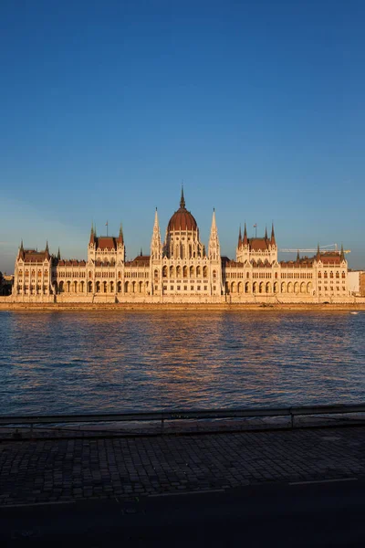 Pôr Sol Parlamento Húngaro Edifício Junto Rio Danúbio Cidade Budapeste — Fotografia de Stock