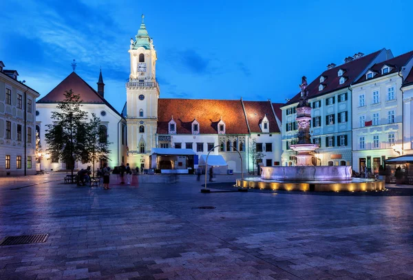Staden Bratislava Gamla Stan Marknadstorget Skymningen Slovakien Roland Fountain Gamla — Stockfoto