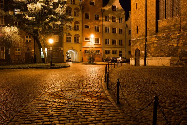 晚上在波兰的格但斯克城市 鹅卵石街和广场在老城 旁边的圣玛丽教堂 — 图库照片