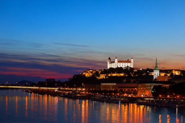 Skyline Van Stad Van Bratislava Blauwe Uur Schemerlicht Met Reflectie — Stockfoto