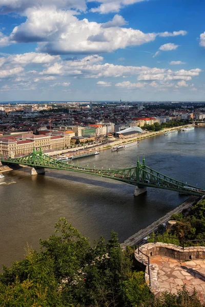 Město Budapešti Maďarsku Gellért Hill Liberty Most Přes Řeku Dunaj — Stock fotografie