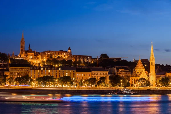 Stad Boedapest Bij Nacht Cruise Boten Licht Routes Rivier Donau — Stockfoto