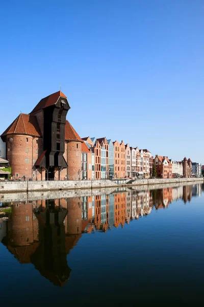 Rzeka Panoramę Miasta Gdańsk Odbiciem Wodzie Żuraw Lewej Stronie — Zdjęcie stockowe
