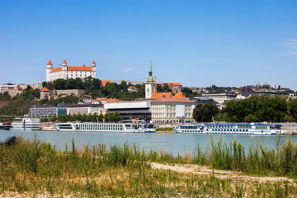 斯洛伐克的布拉迪斯拉发城市天际线 多瑙河沿岸 — 图库照片