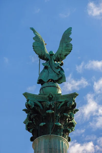 Ärkeängeln Gabriel Staty Ovanpå Korintiska Kolumn Del Millennium Monument Hjältarnas — Stockfoto