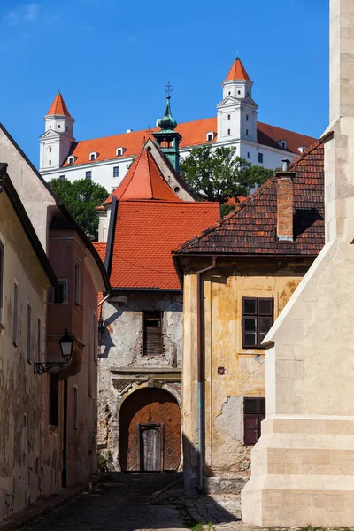 Gamla Stan Bratislava Historisk Arkitektur Med Bratislava Slott Ovanför Slovakiens — Stockfoto