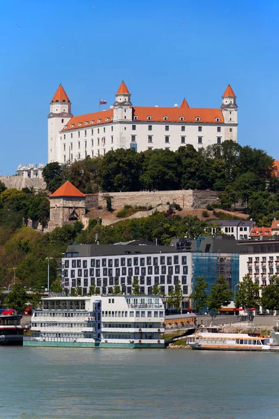 Eslovaquia Bratislava Vista Ciudad Desde Río Danubio Con Castillo Bratislava —  Fotos de Stock