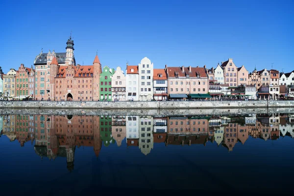 Gdansk Városban Folyóra Néző Lengyelországban Régi Város Skyline Tükörképe Vízben — Stock Fotó