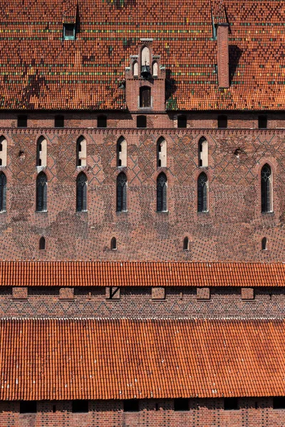 Castillo Malbork Polonia Estructura Ladrillo Masivo Alto Castillo Almenas Cubiertas —  Fotos de Stock