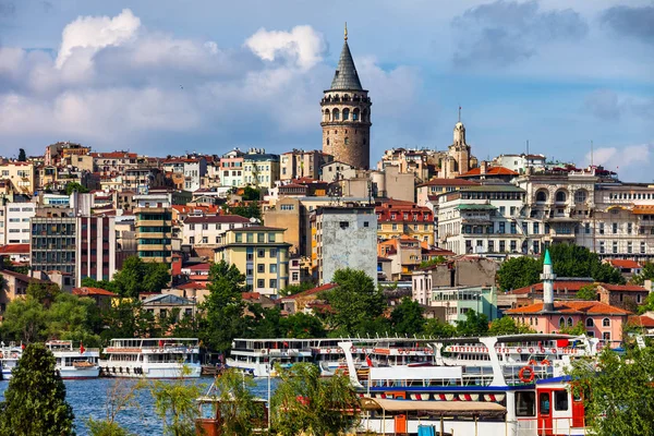 Κωνσταντινούπολη City Στον Ορίζοντα Τον Πύργο Του Γαλατά Τουριστικό Σκάφη — Φωτογραφία Αρχείου