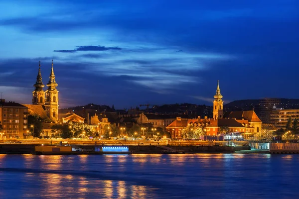 布达佩斯城市的河流景观暮光之夜 与圣安教堂和圣弗朗西斯的伤口教堂的天际线 — 图库照片