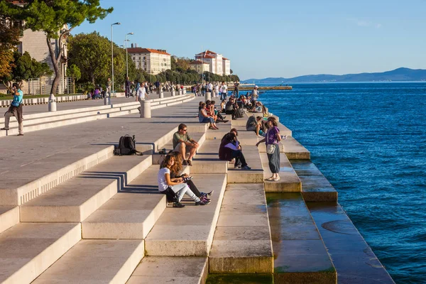 Zadar Croácia Outubro 2010 Pessoas Relaxam Sea Organ Pôr Sol — Fotografia de Stock