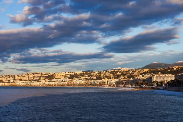 フランス コート ダジュール ニース 街のスカイライン日の出地中海から — ストック写真