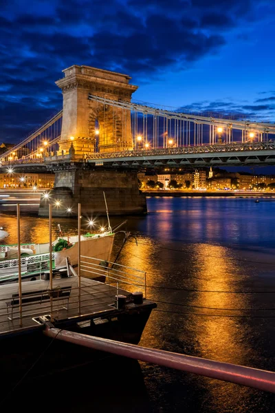 Город Будапешт Ночью Венгрии Цепной Мост Баржа Корабль Дунае — стоковое фото
