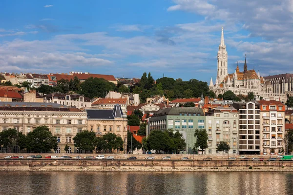 ハンガリー ブダペスト市内 ドナウ川ウォーター フロントにマーチャーシュ教会とブダ側のスカイライン — ストック写真