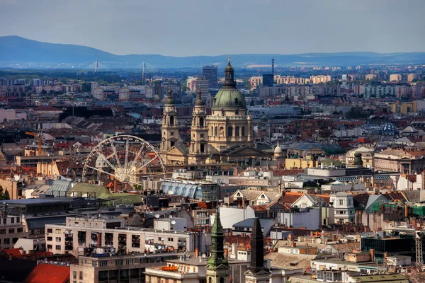 布达佩斯 首都匈牙利城市景观与圣斯蒂芬大教堂和摩天轮 — 图库照片