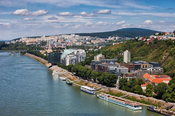 Slovakya Bratislava Hills Adlı Tuna Nehri Üzerinde Bir Şehir Yerleşim — Stok fotoğraf