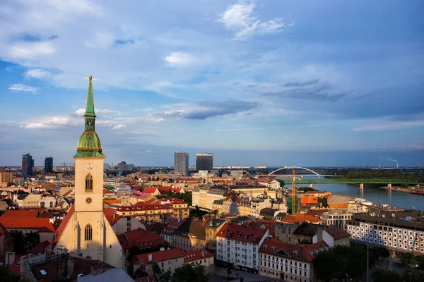 Bratislava Capital Eslovaquia Atardecer Paisaje Urbano Con Casco Antiguo Catedral — Foto de Stock