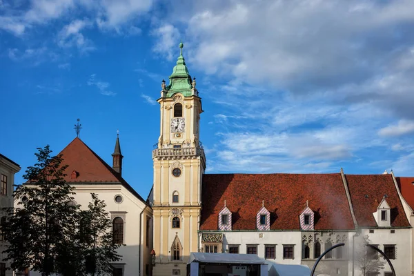 Ciudad Bratislava Eslovaquia Ayuntamiento Iglesia Jesuita Casco Antiguo — Foto de Stock