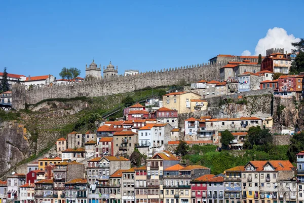 Miasto Porto Portugalii Tradycyjnych Domów Stromym Zboczu Wzgórza — Zdjęcie stockowe