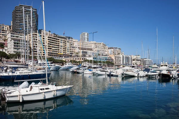 モナコ公国 モンテカルロの市街 ボート ヨットや地中海のエルキュール港でヨット — ストック写真