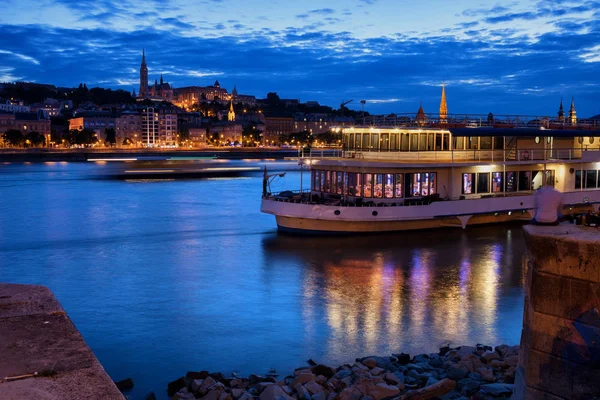 多瑙河在蓝色小时黄昏在布达佩斯市 匈牙利 巡航和晚餐船 从佩斯到布达侧的看法 — 图库照片