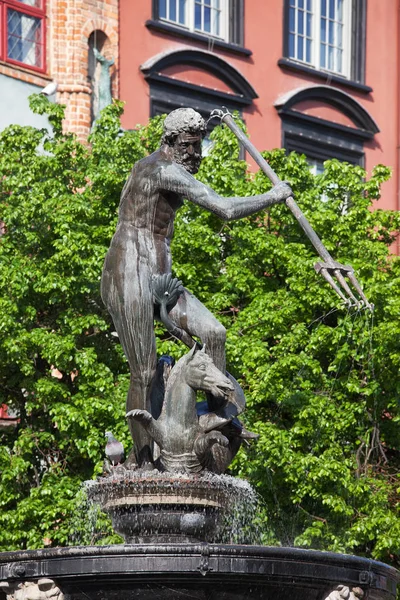Фонтан Нептуна Бронзовая Статуя Римского Бога Моря Против Зеленого Дерева — стоковое фото