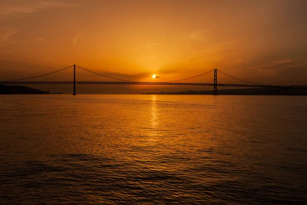 Ponte Abril Abril Puente Sobre Río Tajo Atardecer Entre Lisboa —  Fotos de Stock