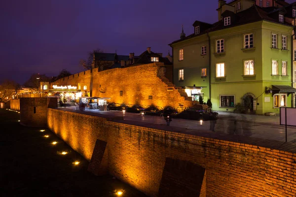 ポーランドのワルシャワの古い町で夜 歴史的な長屋で照らされた市壁 — ストック写真