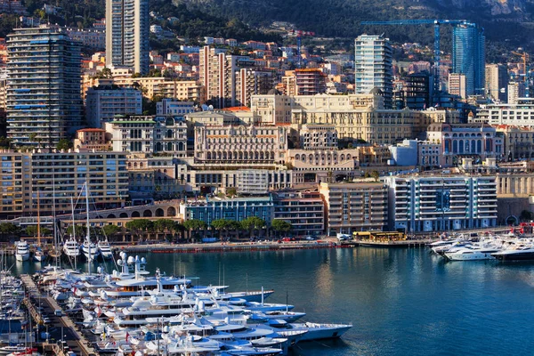 南ヨーロッパの地中海でモナコ公国のモンテカルロ法による都市の景観 — ストック写真