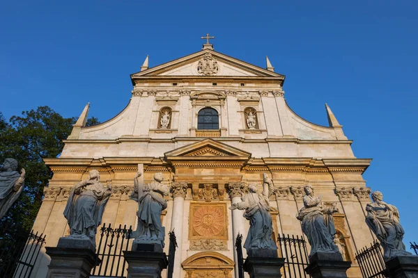 波兰克拉科夫老城区的圣彼得和保罗教堂 使徒雕塑 17世纪巴洛克风格的建筑 — 图库照片