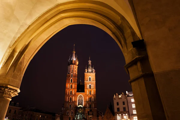 Mary Bazilika Noci Krakově Rámované Obloukem Sukiennice Arkáda — Stock fotografie