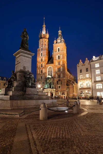 Βασιλική Mary Και Adam Mickiewicz Μνημείο Νύχτα Στην Πόλη Κρακοβία — Φωτογραφία Αρχείου