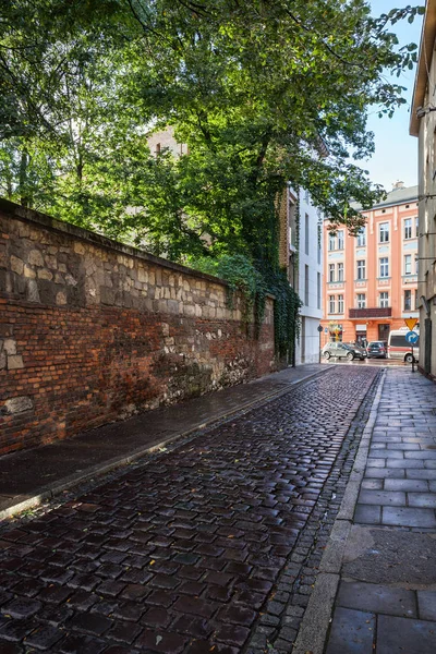 クラクフ ポーランドの都市で カジミェシュのユダヤ人地区 歴史地区の石畳の通りと古い壁 — ストック写真