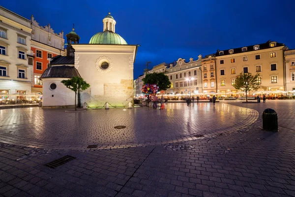 Miasta Krakowa Polsce Nocy Głównym Placu Starym Mieście Kościoła Adalbert — Zdjęcie stockowe