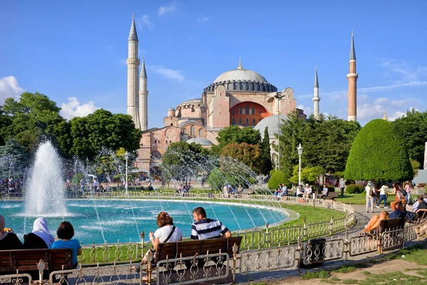 Istanbul Turkiet Juni 2011 Människor Avkopplande Sultanahmet Park Vid Fontänen — Stockfoto