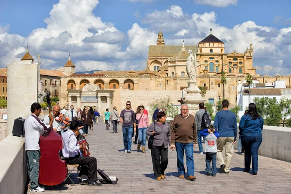 Córdoba Spanien April 2012 Turister Lokalbefolkning Och Utför Musikband Den — Stockfoto