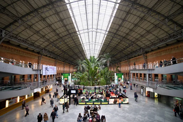 マドリッド スペイン 2012 アトーチャ鉄道駅インテリア プラザ カフェ 温室効果 を旅行のための待合スペースで — ストック写真