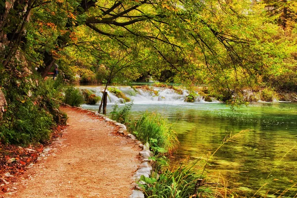 Paisagem Outono Com Caminho Longo Lago Com Cascata Água Parque — Fotografia de Stock