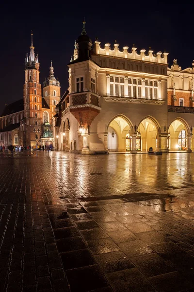 Główny Plac Stare Miasto Kraków Deszczu Oświetlone Bazyliki Najświętszej Marii — Zdjęcie stockowe