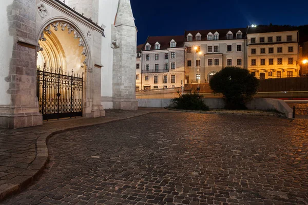 Slovakia City Bratislava Night Cobblestone Square Next Cathedral Martin — Stock Photo, Image