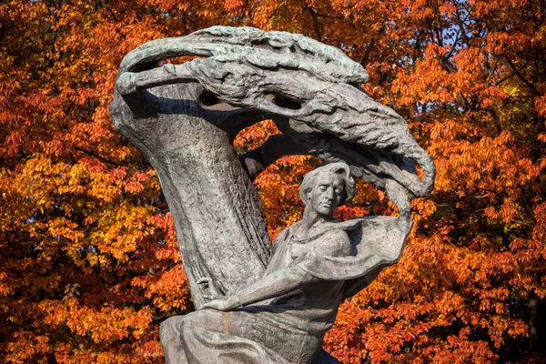 ポーランド ワルシャワのワジェンキ公園の紅葉に対するショパン記念碑ポーランド作曲家およびピアニスト ショパンの銅像 Waclaw シマノフスキによって 1907 年に設計 — ストック写真